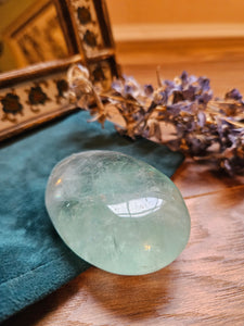 Green Fluorite Palm Stone www.karmaripon.co.uk