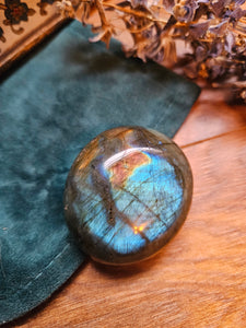 Labradorite Palm Stone www.karmaripon.co.uk