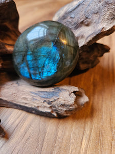 Labradorite Palm Stone www.karmaripon.co.uk