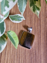 Load image into Gallery viewer, Tigers Eye pendant www.karmaripon.co.uk