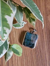 Load image into Gallery viewer, Labradorite pendant www.karmaripon.co.uk