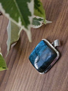 Labradorite pendant www.karmaripon.co.uk