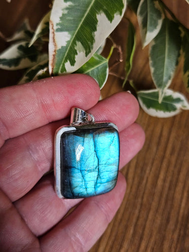 Labradorite pendant www.karmaripon.co.uk