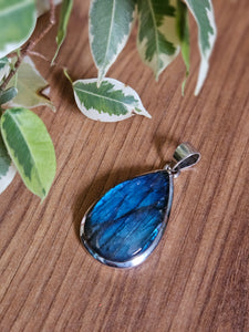 Labradorite pendant www.karmaripon.co.uk