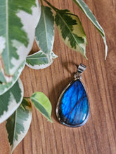 Load image into Gallery viewer, Labradorite pendant www.karmaripon.co.uk