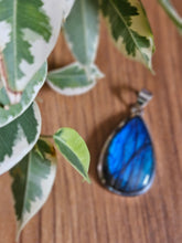 Load image into Gallery viewer, Labradorite pendant www.karmaripon.co.uk