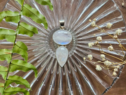 rainbow moonstone www.karmaripon.co.uk