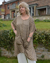 Load image into Gallery viewer, Flowy Pocket top UK Size 16+ www.karmaripon.co.uk